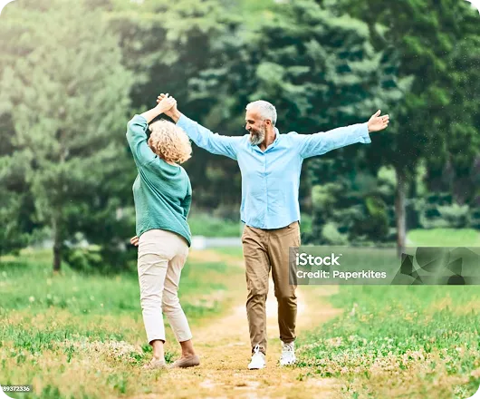 pareja-caminando pareja-caminando